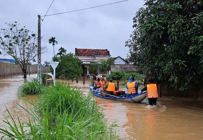 Nhiều nhà dân ở Quảng Ngãi chìm trong biển nước, miền núi sạt lở-1