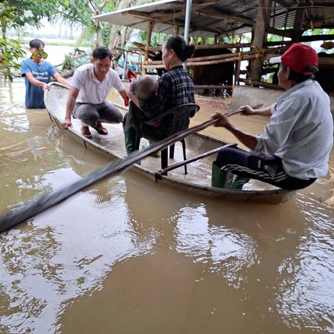 Nhiều nhà dân ở Quảng Ngãi chìm trong biển nước, miền núi sạt lở-2