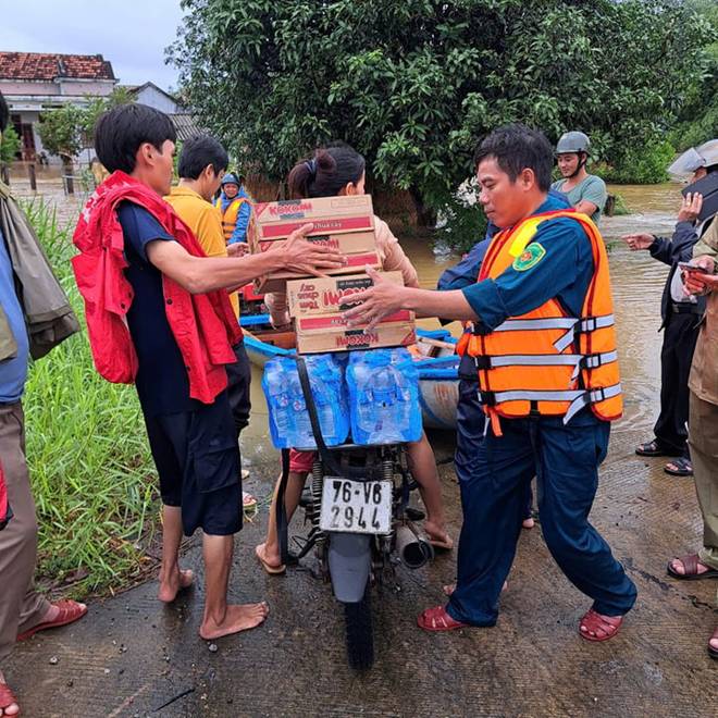 Nhiều nhà dân ở Quảng Ngãi chìm trong biển nước, miền núi sạt lở-4