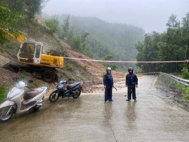 Nhiều nhà dân ở Quảng Ngãi chìm trong biển nước, miền núi sạt lở-6