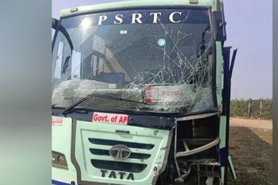 Xe buýt va chạm với xe lam, ít nhất 7 người tử vong