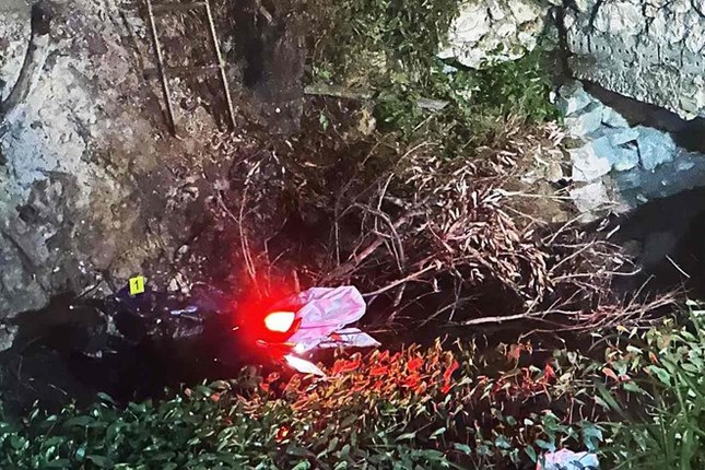 Vụ xe máy lao xuống mương nước ở Hà Nội: Nạn nhân thứ 4 tử vong-1