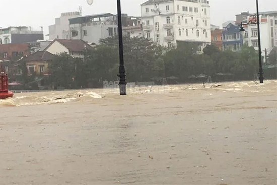 CLIP: Toàn cảnh ngập lụt ở TP Huế sáng nay