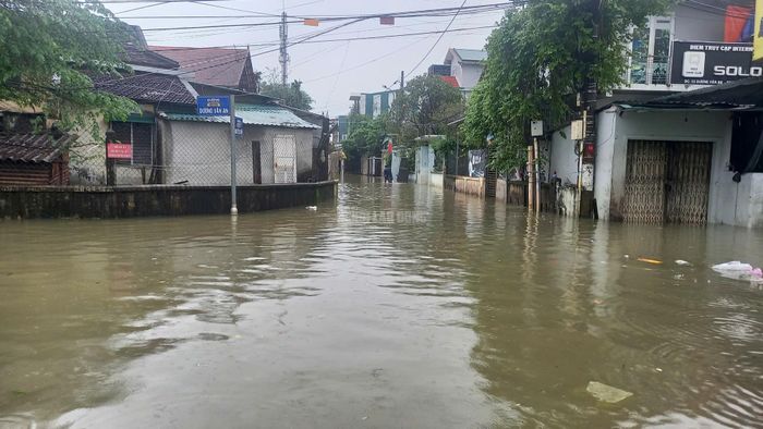 CLIP: Toàn cảnh ngập lụt ở TP Huế sáng nay-8