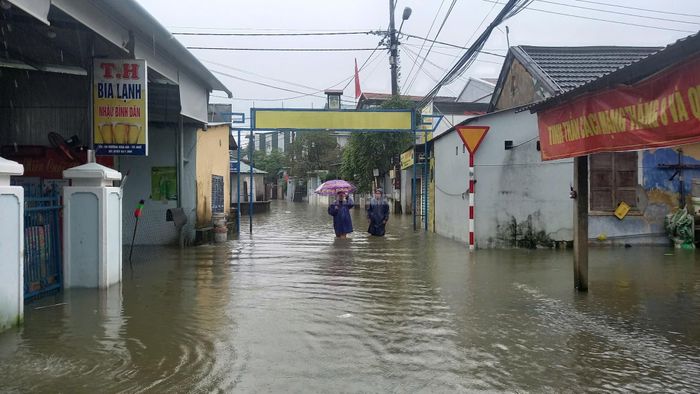 CLIP: Toàn cảnh ngập lụt ở TP Huế sáng nay-15