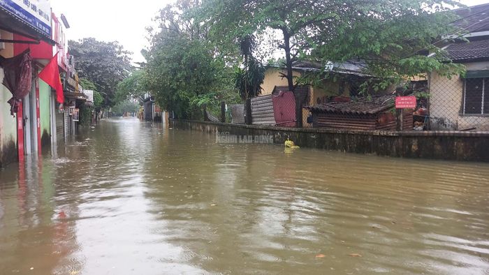 CLIP: Toàn cảnh ngập lụt ở TP Huế sáng nay-11