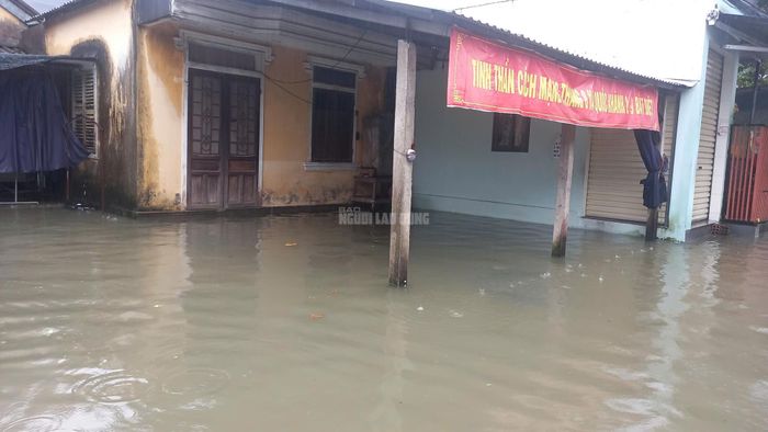 CLIP: Toàn cảnh ngập lụt ở TP Huế sáng nay-9