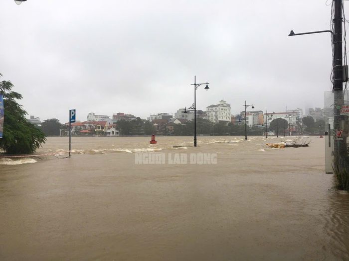 CLIP: Toàn cảnh ngập lụt ở TP Huế sáng nay-2