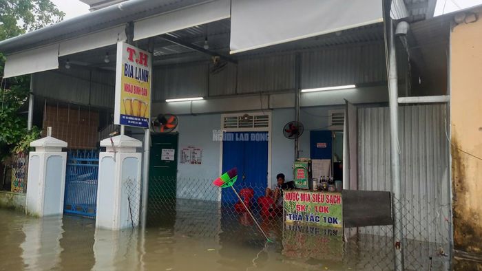 CLIP: Toàn cảnh ngập lụt ở TP Huế sáng nay-10