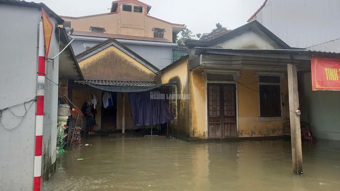 CLIP: Toàn cảnh ngập lụt ở TP Huế sáng nay-16