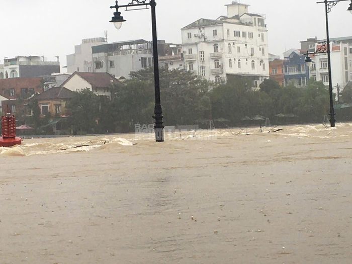 CLIP: Toàn cảnh ngập lụt ở TP Huế sáng nay-4