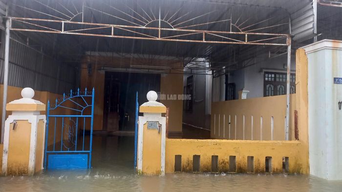 CLIP: Toàn cảnh ngập lụt ở TP Huế sáng nay-14