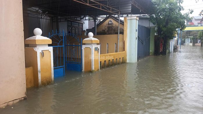 CLIP: Toàn cảnh ngập lụt ở TP Huế sáng nay-12