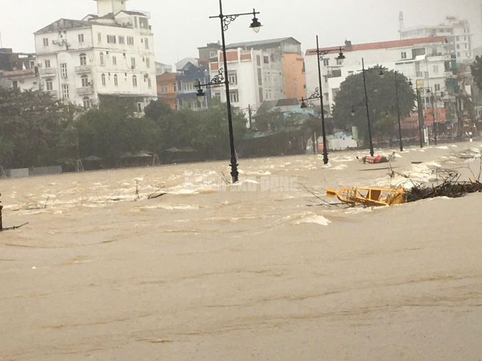 CLIP: Toàn cảnh ngập lụt ở TP Huế sáng nay-1