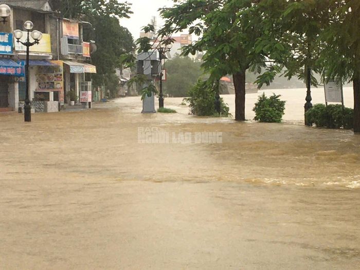 CLIP: Toàn cảnh ngập lụt ở TP Huế sáng nay-5