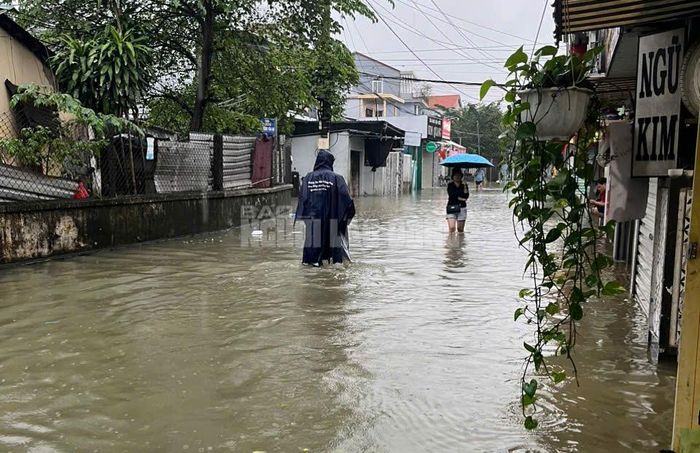 CLIP: Toàn cảnh ngập lụt ở TP Huế sáng nay-7