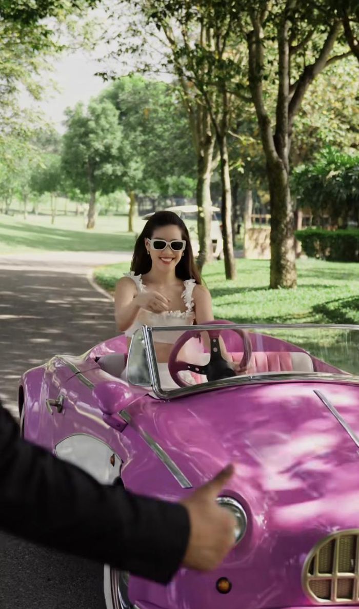 Khánh Vân gây choáng khi lái xe mui trần màu hồng đón chồng sắp cưới-2