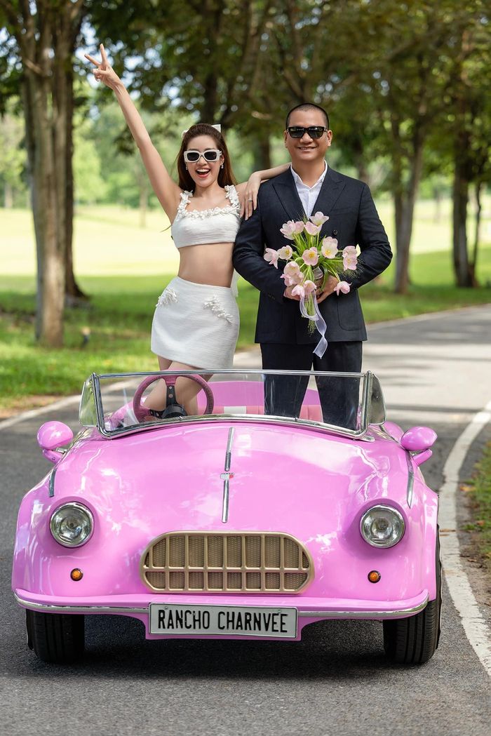 Khánh Vân gây choáng khi lái xe mui trần màu hồng đón chồng sắp cưới-9