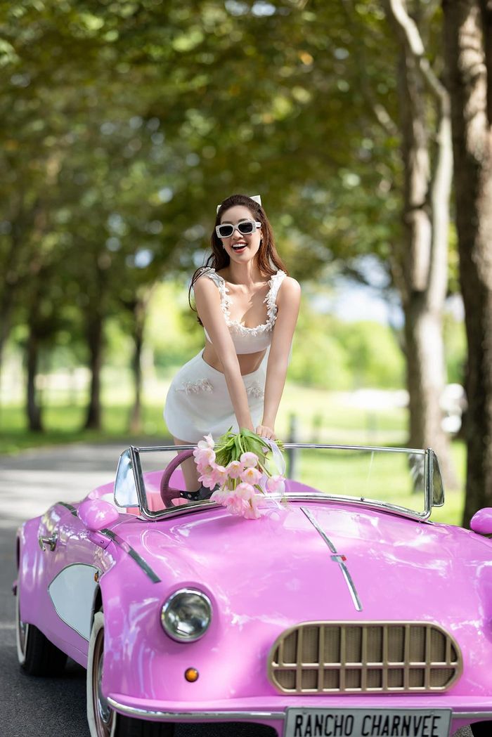 Khánh Vân gây choáng khi lái xe mui trần màu hồng đón chồng sắp cưới-8