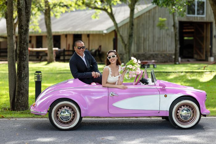 Khánh Vân gây choáng khi lái xe mui trần màu hồng đón chồng sắp cưới-4