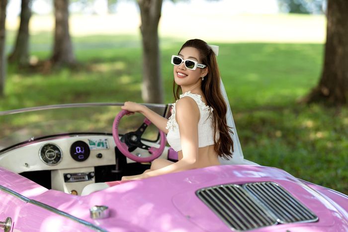 Khánh Vân gây choáng khi lái xe mui trần màu hồng đón chồng sắp cưới-5