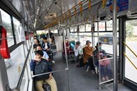 Cảnh trống vắng trên xe buýt nhanh BRT và nhà chờ