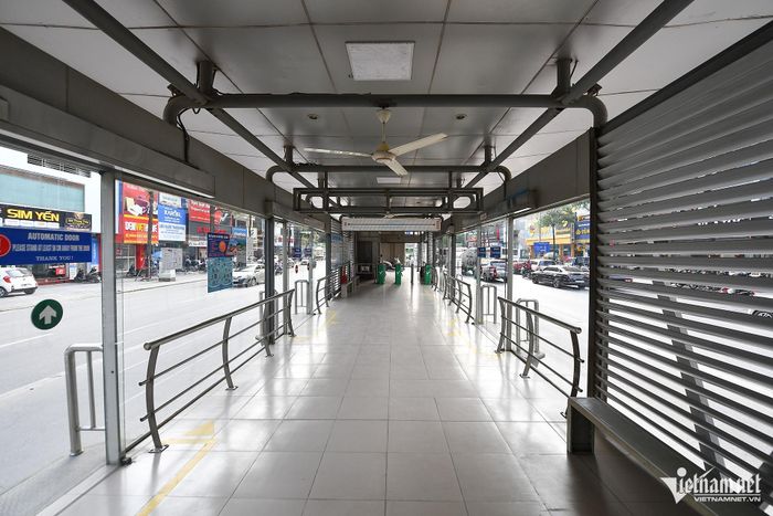 Cảnh trống vắng trên xe buýt nhanh BRT và nhà chờ-9