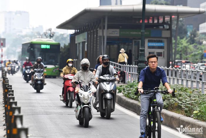 Cảnh trống vắng trên xe buýt nhanh BRT và nhà chờ-2