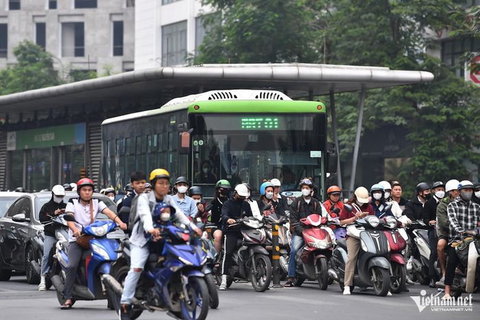 Cảnh trống vắng trên xe buýt nhanh BRT và nhà chờ-3