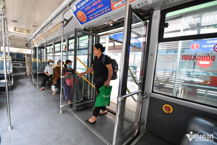 Cảnh trống vắng trên xe buýt nhanh BRT và nhà chờ-12