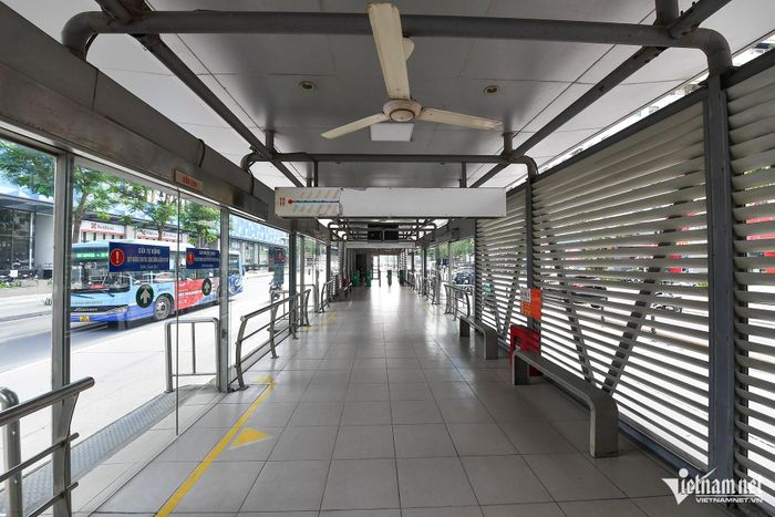 Cảnh trống vắng trên xe buýt nhanh BRT và nhà chờ-8