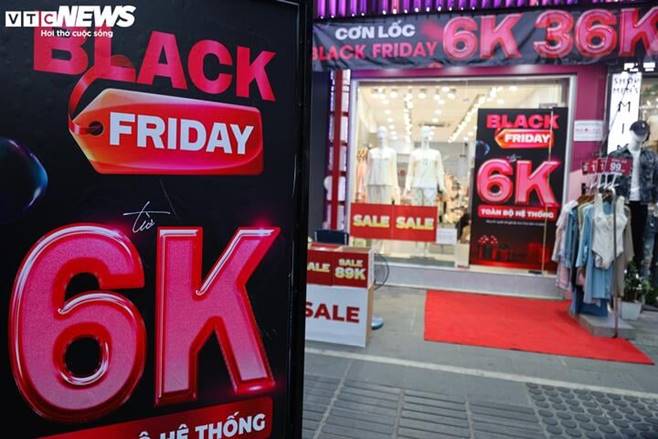 Cửa hàng ở Hà Nội giảm giá đỉnh nóc, kịch trần tới 90% nhân Black Friday-1