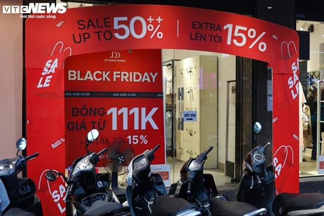 Cửa hàng ở Hà Nội giảm giá đỉnh nóc, kịch trần tới 90% nhân Black Friday-5