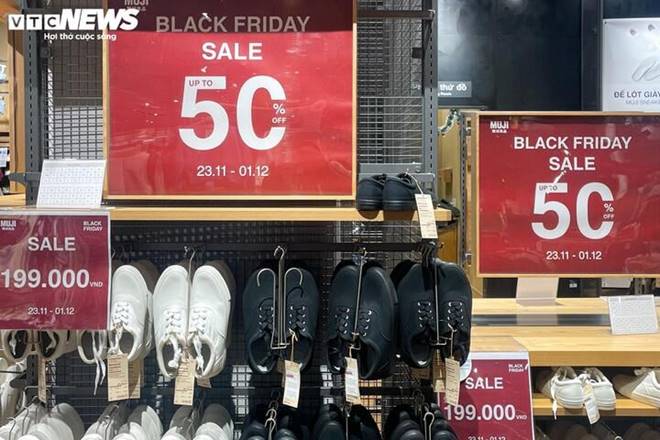 Cửa hàng ở Hà Nội giảm giá đỉnh nóc, kịch trần tới 90% nhân Black Friday-12