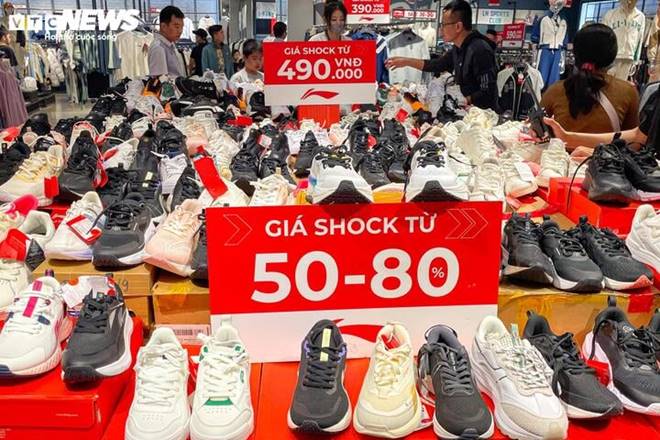 Cửa hàng ở Hà Nội giảm giá đỉnh nóc, kịch trần tới 90% nhân Black Friday-14