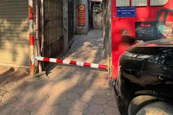 Thử sống ở ngõ Hà Nội một ngày, sẽ hiểu vì sao có chuyện dựng barie ngăn xe máy-2