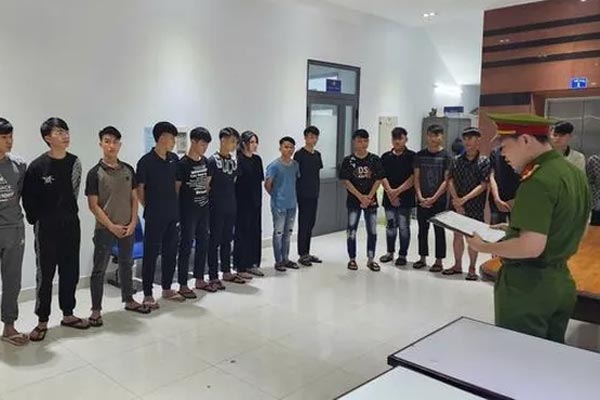 Tài xế xe tải bị nhóm người hành hung giữa đường, em bé trên xe khóc dữ dội-1