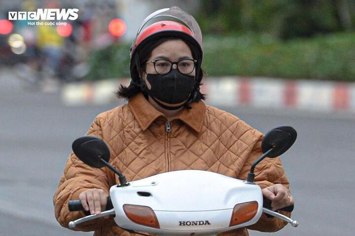 Người Hà Nội quàng khăn kín mít ra đường trong đợt rét đậm nhất từ đầu mùa-5