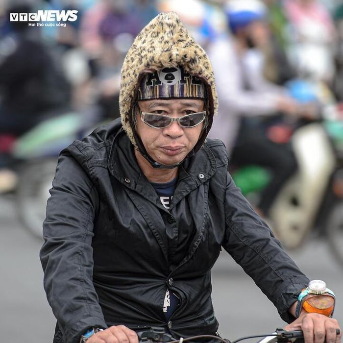 Người Hà Nội quàng khăn kín mít ra đường trong đợt rét đậm nhất từ đầu mùa-9