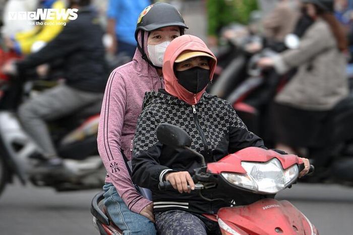 Người Hà Nội quàng khăn kín mít ra đường trong đợt rét đậm nhất từ đầu mùa-10