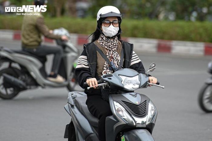 Người Hà Nội quàng khăn kín mít ra đường trong đợt rét đậm nhất từ đầu mùa-11