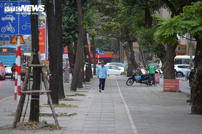 Người Hà Nội quàng khăn kín mít ra đường trong đợt rét đậm nhất từ đầu mùa-1