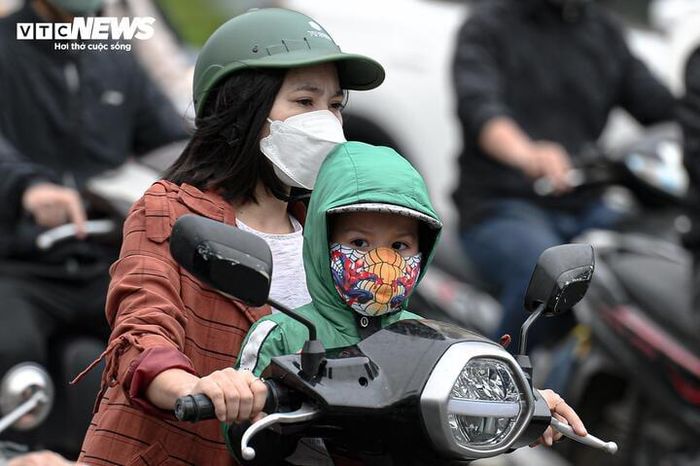 Người Hà Nội quàng khăn kín mít ra đường trong đợt rét đậm nhất từ đầu mùa-6