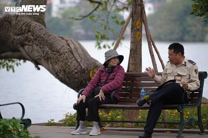 Người Hà Nội quàng khăn kín mít ra đường trong đợt rét đậm nhất từ đầu mùa-2