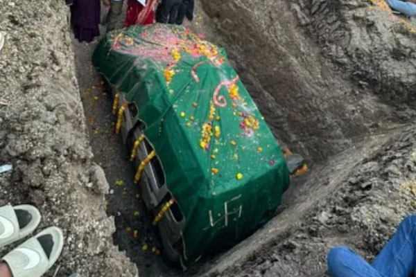 Tháp táo đỏ thay vòng hoa viếng tang khiến cộng đồng mạng Việt tranh cãi-2