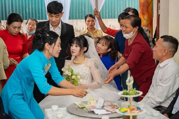 Giữa đám cưới, cô dâu khiến quan khách đỏ mặt, bố mẹ chồng nổi giận-2