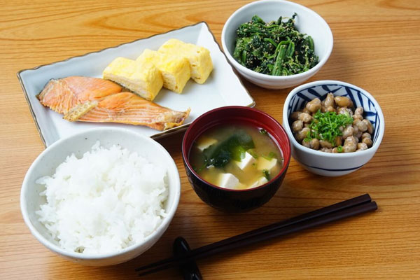 4 thói quen khi ăn cơm gây hại sức khỏe-2