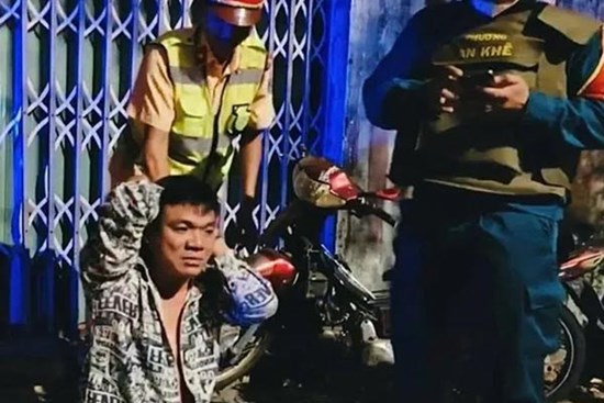 Thanh niên cầm dao đuổi chém lực lượng CSGT ở chốt đo nồng độ cồn