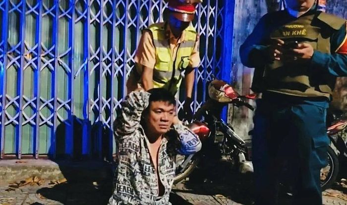 Thanh niên cầm dao đuổi chém lực lượng CSGT ở chốt đo nồng độ cồn-1