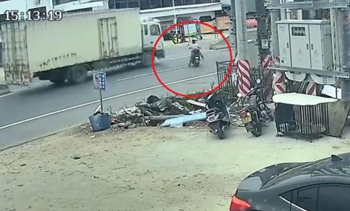 Tránh người phụ nữ sang đường, xe tải đâm vào dải phân cách-1